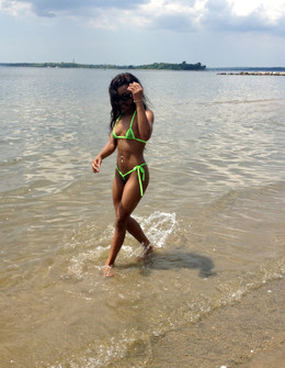 Little curvy ebony Aniya in a bikini
